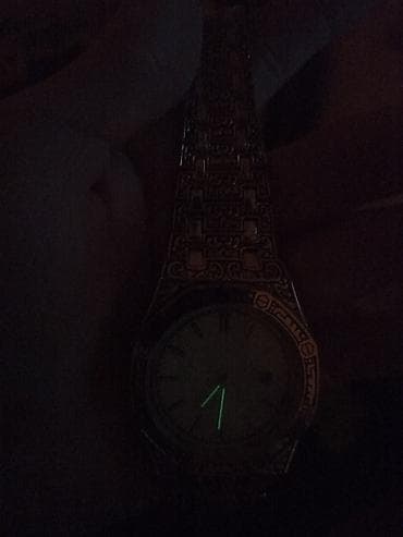 saat apple: Metallik qızılı rəngdə, relyef naxışlı korpus və breloku olan klassik — 3