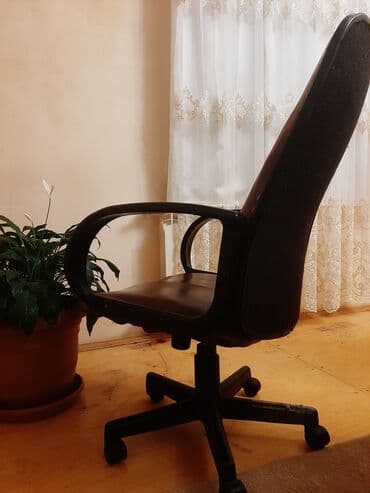 купить офисный стул бу: Б/у, С колесиками, Рукояти регулируются, Кожа — 2