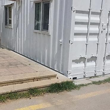 bakida kantener satisi: Ağ rəngli, tək otaqlı, pəncərəsi və taxta qapısı olan metal konteyner — 3