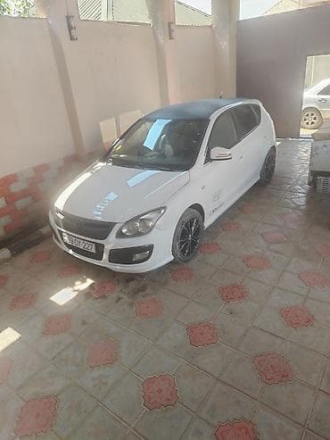 hyundai elantra 2012 model: Hyundai i30 Sport, ağ rəngli hetçbek. Xüsusiyyətlər və dizayn: - Ailə — 4