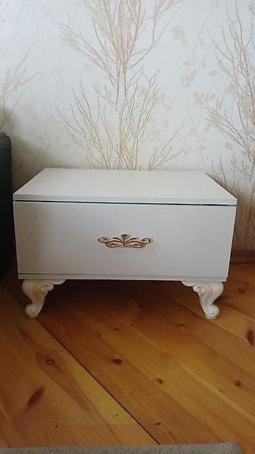 Ağ rəngli klassik tərz tumbə Salam. 1 ədəddir. Problemi yoxdur