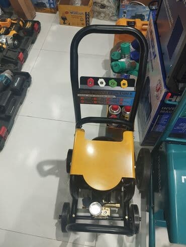 su vuran aparat: Bu, müxtəlif səthləri təmizləmək üçün istifadə olunan, təkərli, sarı — 1