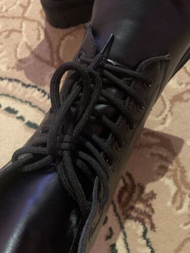 Ayaqqabılar: Qara rəngli uniseks qış botları Brend İstanbuldan alınıb 55 manata. 38 — 2