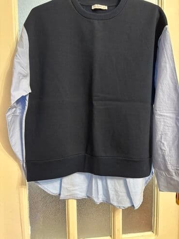 Bu unisex sviter neytral rənglərdədir: tünd göy rəngli əsas hissə və