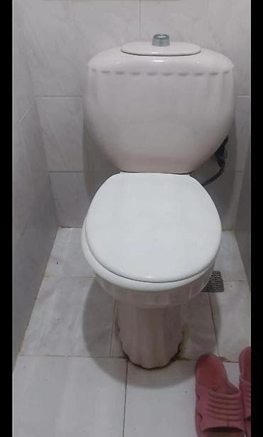 Ağ rəngli keramika tualet, daxili su çəni və qapaqla təchiz — 1