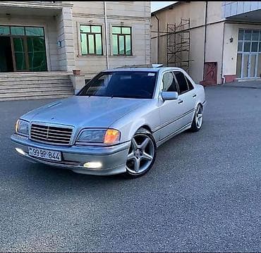 Mercedes-Benz sedan (W202 C-sinfi) - Kuzov: 4 qapılı sedan, gümüşü