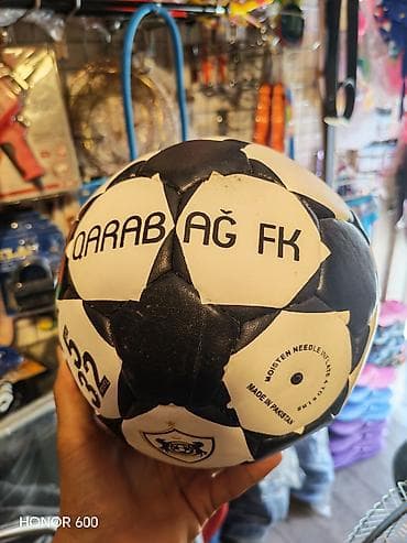 Qarabağ FK futbol topu - Rəng və dizayn: Qara-ağ panellər, ulduz