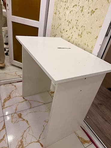 pardalar: Ağ rəngli kompakt masa və krem rəngli oturacaq dəsti hər biri 20 AZN — 1