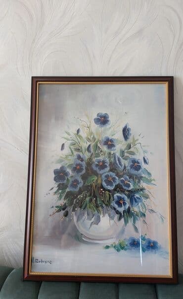 bənovşəyi gul şəkilləri: Çərçivəyə salınmış, vazoda bənövşələrin təsvir olunduğu rəsm əsəri — 2