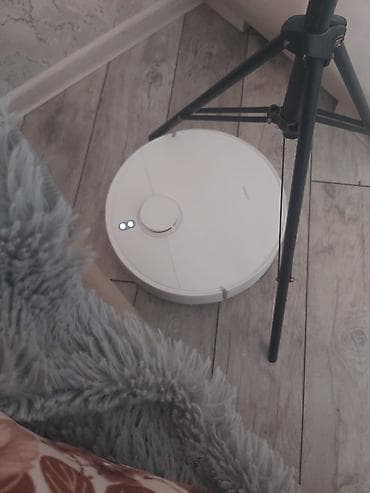 Ağıllı robot tozsoran – dairəvi dizayn, ağ rəng. Üst hissədə LIDAR