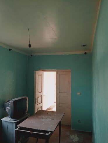 yeni yasamalda kirayə evlər: Satılır: həyət evi - Tip: 1 mərtəbə (yüksək kürsülü), daş divarlar — 10