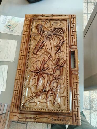 купить стол для бильярда: Bu, taxtadan hazırlanmış oyma nard dəstidir. Dəstin qapağında cizgi — 1