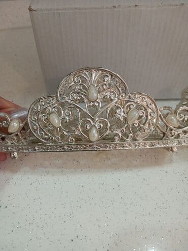 qadinlar ucun en gozel hediyyeler: Tezedi qutusunda coxdan alinib uzərində mirvari ve xirda qaś var Cox — 2