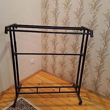 Konteynerlər: Metal paltar asqısı və qatlanan masaj/estetik masası dəsti - Geyim — 1