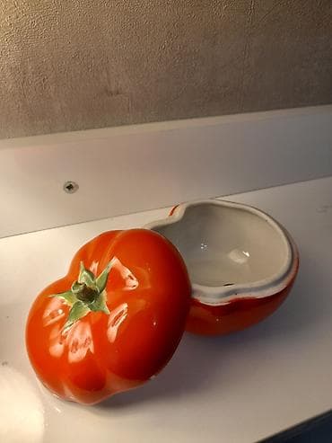 gul sekilleri: Pomidor formalı keramika qab - Parlaq qırmızı rəng, yaşıl sap detalı — 2