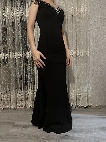 Zərif qara ziyafət donu - Uzun, bədənə oturan siluet, aşağı hissədə lalafo.az -da Zərif qara ziyafət donu - Uzun, bədənə oturan siluet, aşağı hissədə