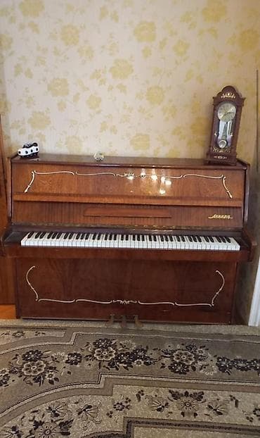 pianino belarus: Belarus - Korpus: parlaq cilalanmış tünd qəhvəyi ağac finişi, ön — 3