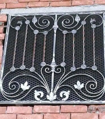 demir yumruq resmi: Dəmir döymə pəncərə barmaqlıqları – dekorativ və təhlükəsiz həll - — 3