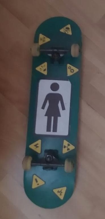 ronaldo forma: Skateboard - Gövdə: Yaşıl rəngli tam ölçülü skeytbord deki, üzərində — 1