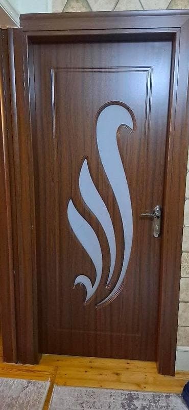 Ağ şüşə naxışlı, qəhvəyi ağac teksturalı otaq qapısı - Material