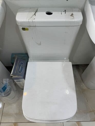 Ağ rəngdə unitaz, hamam otaqları üçün nəzərdə tutulmuşdur. Kompakt