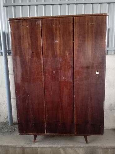 islenmis qapi satiram: Dolab 2 qapılıdır. Orta qapı açılan deyil. 1 qapı rəfdir, digər 2 — 1