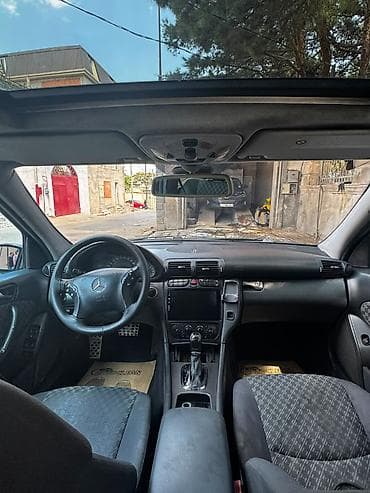 audi a6 2000: Mercedes-Benz C 240: 2.4 l | 2000 il Sedan — 1