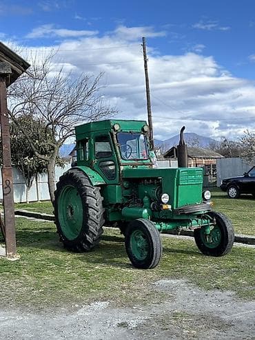 ford servis bakı: Yaşıl rəngdə, kabinalı təkərli kənd təsərrüfatı traktoru. Texniki — 9