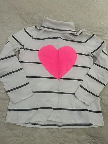 Uşaq köynəyi – uzunqol, boğazlı model. Açıq krem rəngində fon üzərində