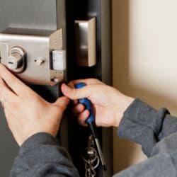 qapi darvaza: Çilingər xidməti Qapı ustası Qapıların təmiri Üzlənməsi Petlə — 6