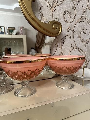 Şüşə ayaqlı dekorativ qablar dəsti - Rəng: pudra çəhrayı - Kənarları