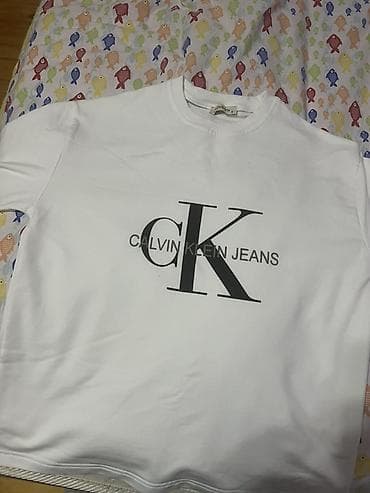 Ağ rəngli qısaqoll futbolka – ön hissədə böyük “CK Calvin Klein Jeans”