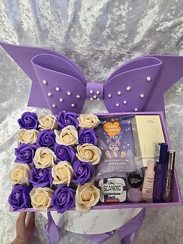 heyet gulleri ve adlari: Təsviri: Müxtəlif rəng və dizaynlarda hazırlanmış dekorativ gül — 4