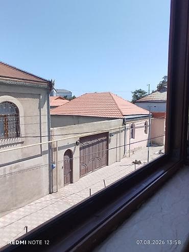 azadliq ev: İkimərtəbəli bina tipli evdi.İkinci mərtəbədi.Xətai rayon 8 noyabr — 7