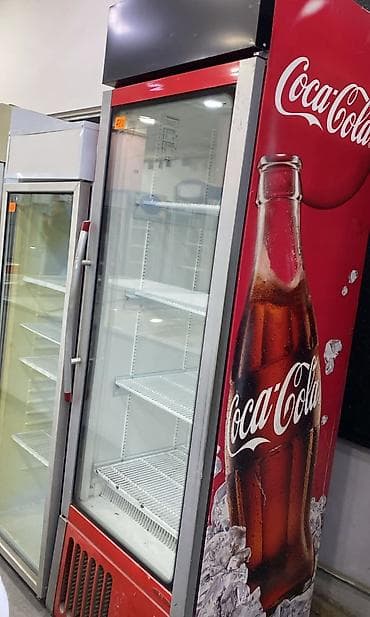 Ticarət vitrin soyuducusu – şüşə qapılı, dik tip (Coca‑Cola brendli
