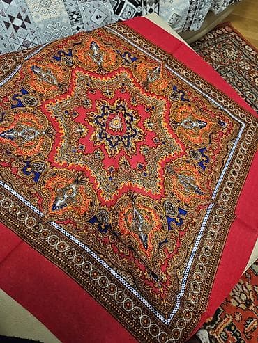 qizil mirvari: Kvadrat şərf/baş örtüyü - Rəng və naxış: Tünd qırmızı fon üzərində — 4