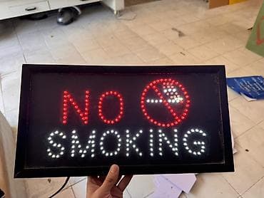 LED “NO SMOKING” işıq lövhəsi - Qara çərçivəli, şüşə/akril ön panel -