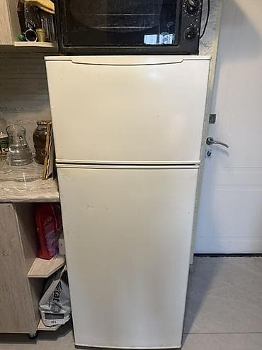 Soyuducu satılır, qazı gutarıb. Qaz vurulacag alan adam ozu