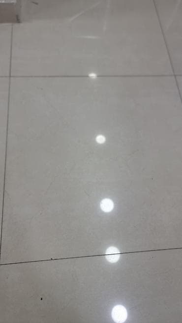 Ikinci əl kv 5manat Parlaq krem rəngli keramoqranit döşəmə plitələri