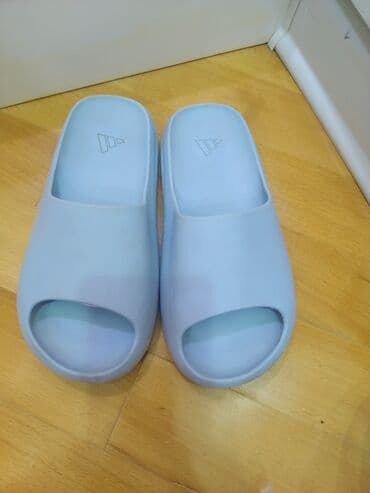 uşaq şəp şəpləri: Cizgi filmi robot personajının təsviri ilə bəzədilmiş qara rəngli uşaq — 2