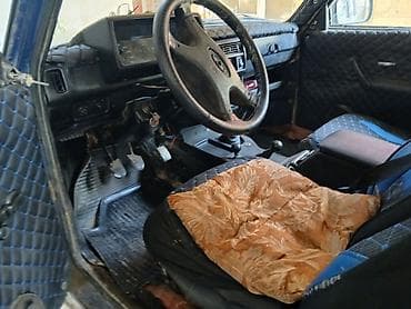 niva şit: LADA Niva 4x4, mavi rəng, 5 qapılı universal kuzov. Xüsusiyyətlər: - — 7