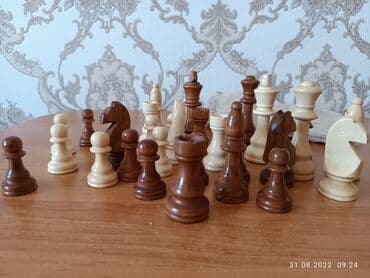Şahmat fiqurlari taxtadan.böyük ölcü