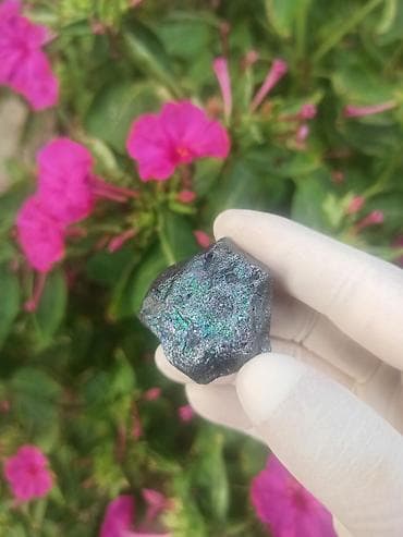 qara nagara: Rəngli Metallik Təbii Daşların Satışı 💎 Məhsul: İridescent — 1