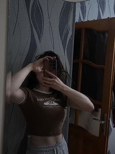 crop geyim: Qadın T-shirt (crop model) – “MOUNTAIN AREA” printli - Rəng: qəhvəyi — 1