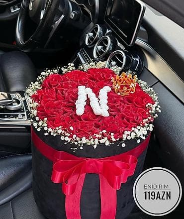 kaktus gülü: 8 Mart üçün xüsusi gül kompozisiyası – şəffaf kvadrat qutuda qırmızı — 8