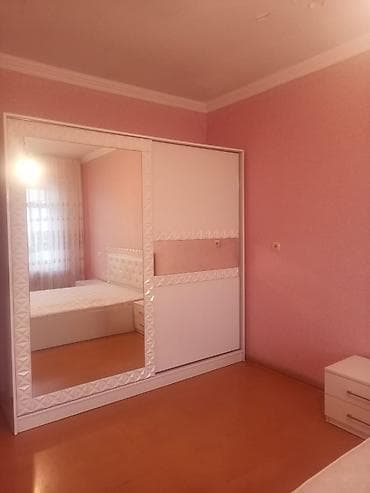 divan carpayı: Ağ rəngdə 2 nəfərlik yataq otağı dəsti, açılıb-bağlanan bazalı divan — 2