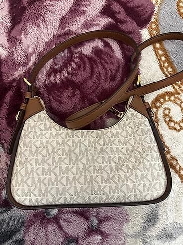 Michael Kors orginal çantası
Yeni kimidir,cızığı yoxdur.
İdeal qalıb