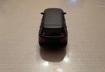 4 ilə audi: Metal oyuncaq avtomobil – qara rəngli SUV model. Xüsusiyyətlər: - — 5