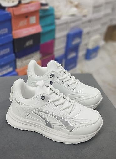 Ağ rəngli uniseks idman ayaqqabısı - Klassik tam ağ dizayn, yanlarda