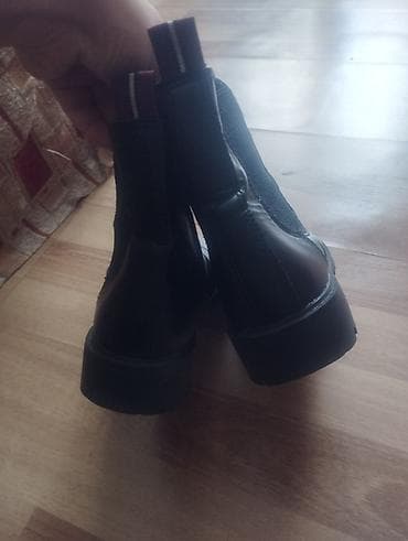 qadın bot: İkisi bur yerdə 5 Azn. 38 razmer.Razmer razmerə gedir. Malomerka — 2